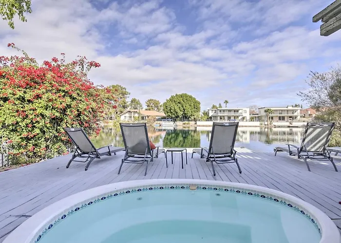 Sun Deck, Hot Tub! Lakefront House Ferienhaus